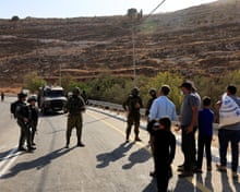 Israeli settlers attack and rob Italian and Canadian volunteers in West Bank