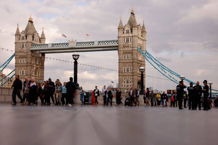17 Very British Tweets About The Very British Queue To See The Very British Queen's Coffin